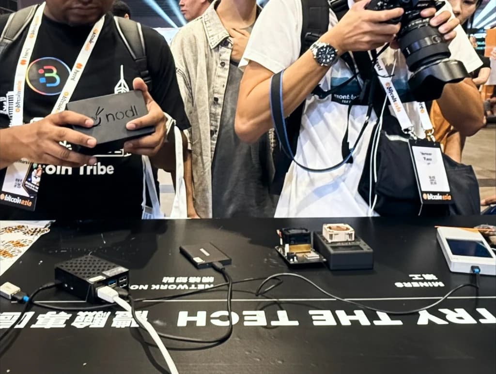Attendees trying nodes and miners at the Open Source Hub Try the Tech table